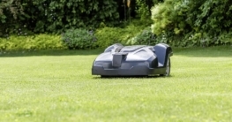 Foto: BGL. - Mähroboter arbeiten nahezu geräuschlos und ohne die typischen Rasenmäher-Abgase.