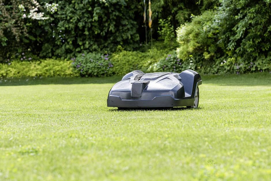 Damit er mehr Freude macht: Auch der Garten wird smart 1 Foto: BGL. - Mähroboter arbeiten nahezu geräuschlos und ohne die typischen Rasenmäher-Abgase.
