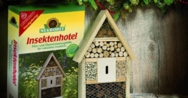txn. Sinnvolles Geschenk für die nächste Gartensaison: das Insektenhotel bietet vielen Nützlingen Unterschlupf, die dann Schädlinge im Garten bekämpfen. Das ökologisch empfehlenswerte Geschenk ist im Gartenfachhandel erhältlich. Foto: Neudorff/txn