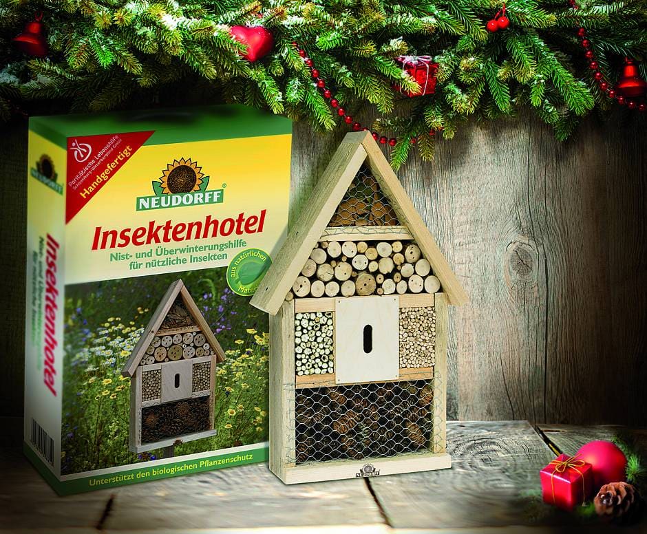 Ein Hotel als Geschenkidee 1 txn. Sinnvolles Geschenk für die nächste Gartensaison: das Insektenhotel bietet vielen Nützlingen Unterschlupf, die dann Schädlinge im Garten bekämpfen. Das ökologisch empfehlenswerte Geschenk ist im Gartenfachhandel erhältlich. Foto: Neudorff/txn