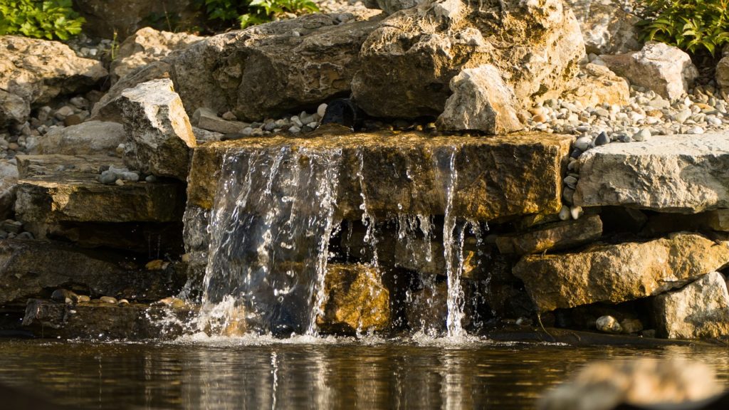 Der Gartenteich – Oase und Biotop – so wird er richtig angelegt 3 Bachlauf im Garten