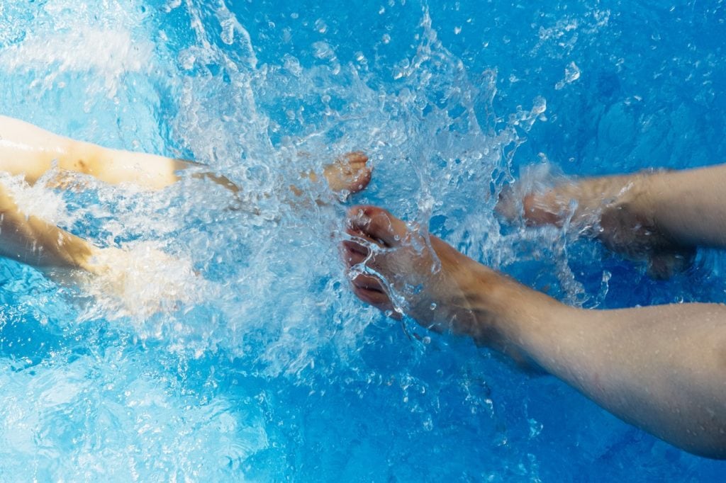 Gartenpool richtig reinigen: Die besten Tipps 2 Für sauberes Poolwasser ist eine richtige Reinigung die Voraussetzung