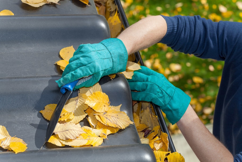 Gartenarbeiten im November 2 Laub aus der Dachrinne entfernen