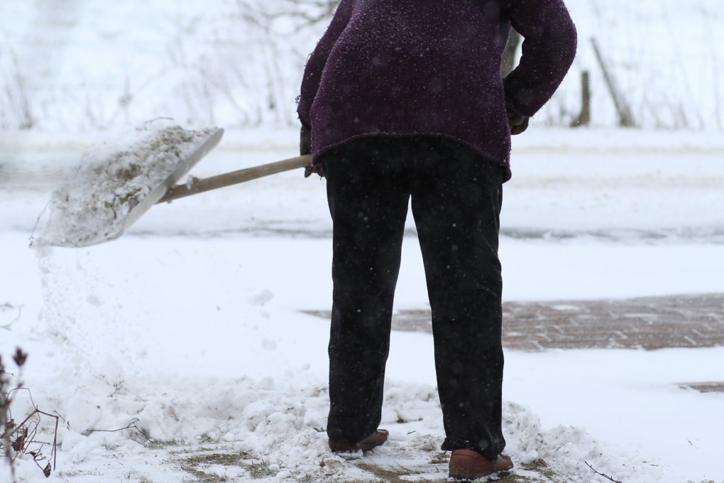 Bei Schnee sollten die Gartenwege beräumt werden